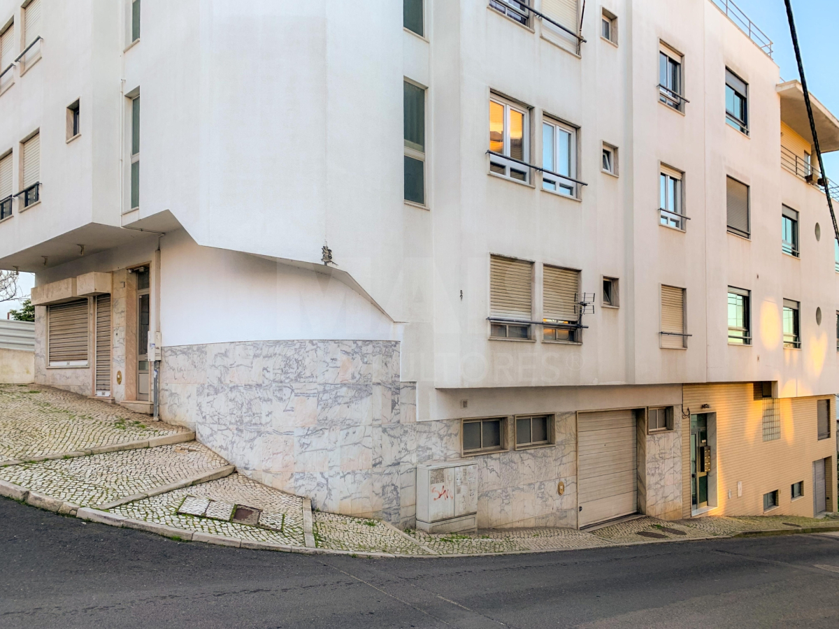 Apartamento T1 com lugar de garagem em Vale de Figueira (São João da Talha)